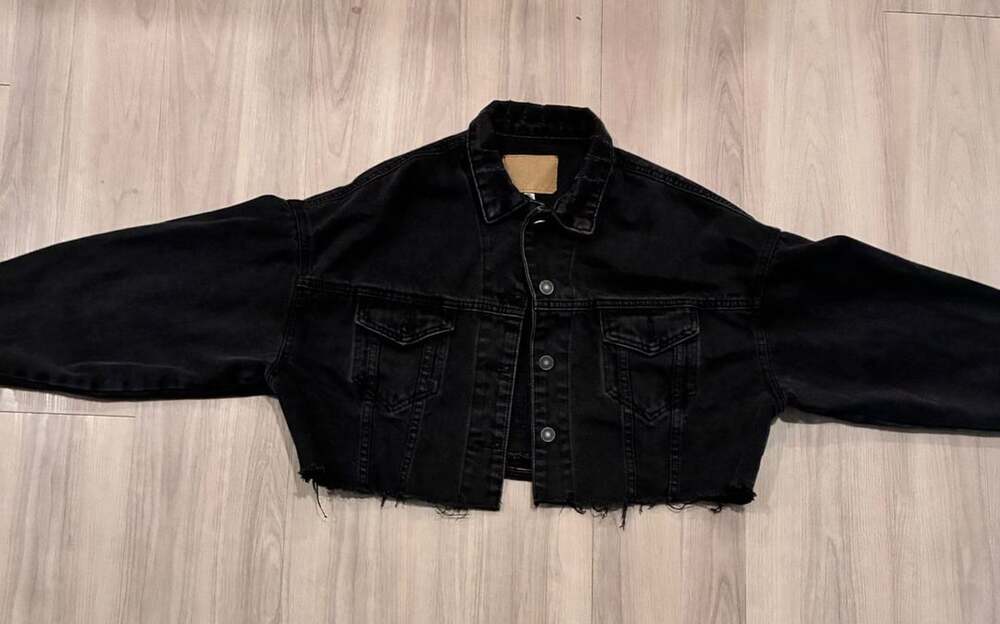 Black Washed Denim Cropped Trucker Jacket Distressed Raw Hem Size M